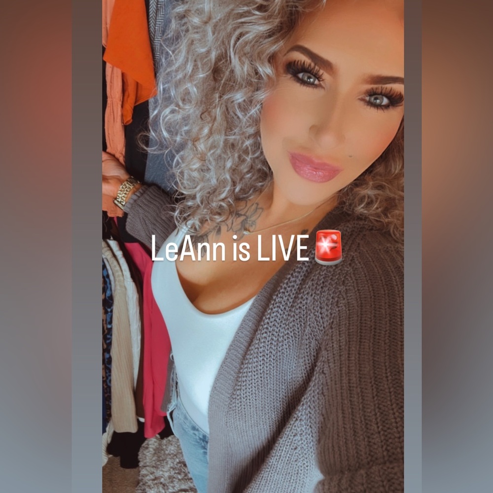LIVE SHOW ❀
Like this listing to be notified when I’m live! ♡ - Picture 5 of 6